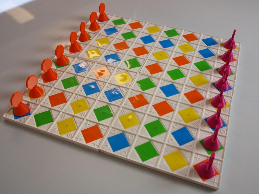 Board game: The layout resembles a chessboard, but there are only eight identical pieces on each baseline. The single fields are coloured green, yellow, red, and blue.