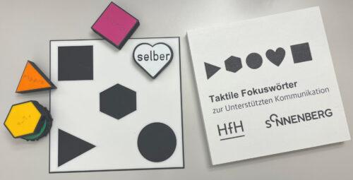 Taktile Fokuswörter mit Kommunikations-Board und Schachtel.