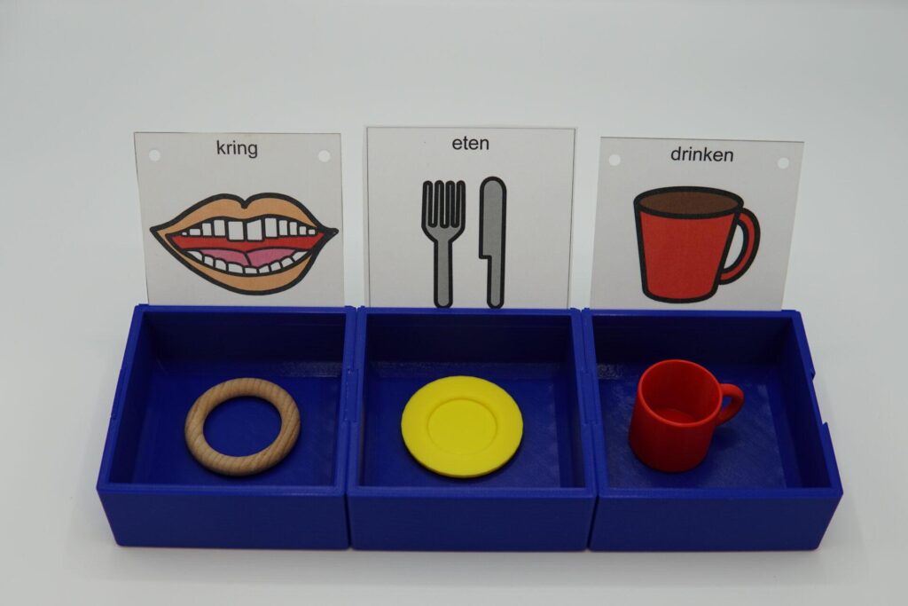 Interlocking trays for tactile schedule/Roosterbakken en verduidelijking van tijd