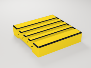 EN: Square yellow magnetic pen holder with four black-edged pen grooves, shown at an angle. DE: Quadratischer gelber Magnet-Stifthalter mit vier schwarz markierten Stiftmulden, schräg von oben.